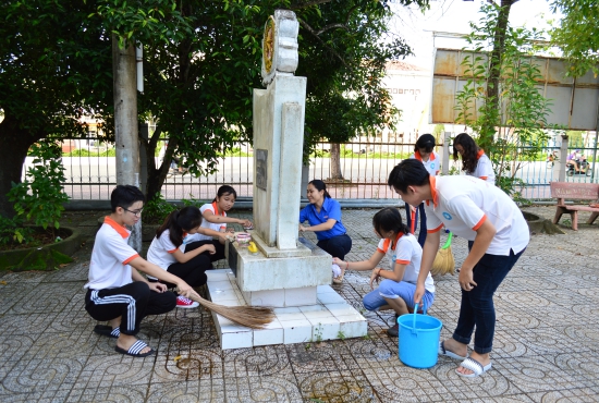 Các Câu lạc bộ, đội, nhóm tham gia dọn dẹp vệ sinh và thắp nhang tại Bia truyền thống ngành Công an tỉnh đặt tại Nhà Thiếu nhi tỉnh Cà Mau