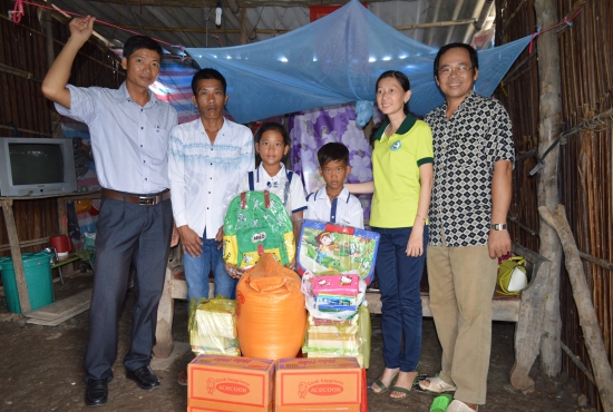 Thăm và tặng quà cho gia đình em Trần Mỹ Kim và em Trần Minh Sáng tại huyện Phú Tân, tỉnh Cà Mau.