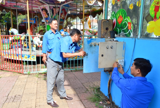 Kiểm tra an toàn kỹ thuật theo định kỳ các loại hình trò chơi 
trong khuôn viên Nhà Thiếu nhi tỉnh Cà Mau 
