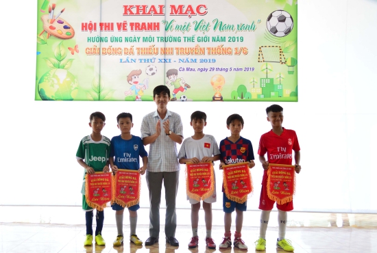 khai mạc Giải bóng đá thiếu nhi truyền thống 1/6 lần thứ XXI và Hội thi vẽ tranh với chủ đề “Vì một Việt Nam xanh